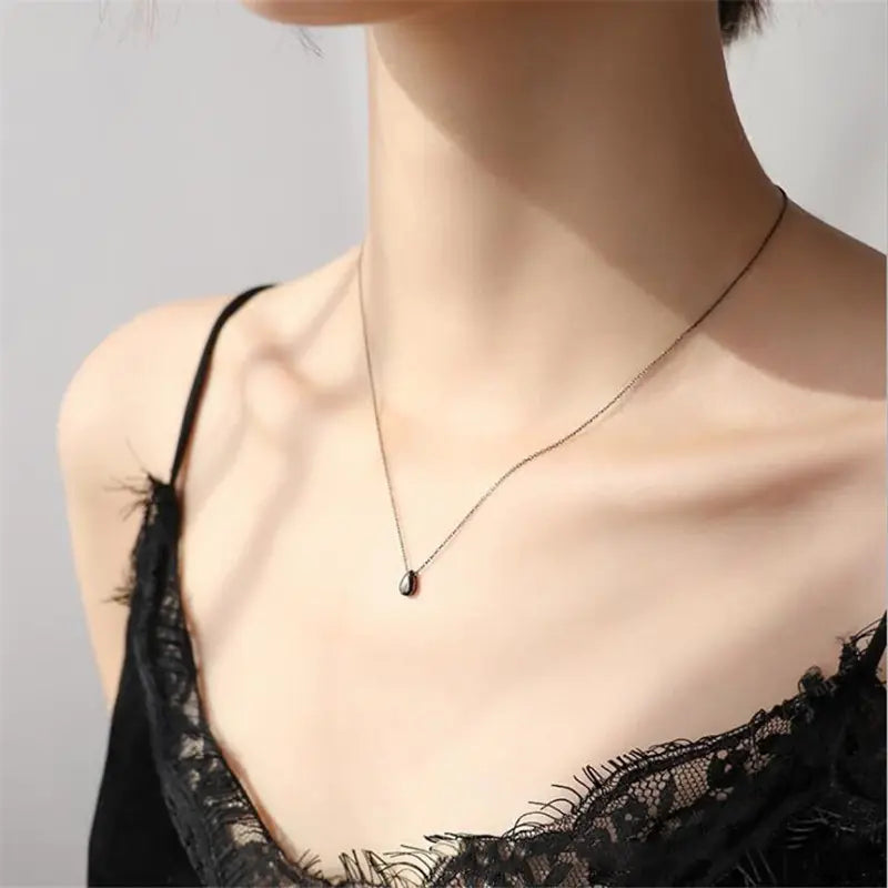 Simple Geometric Black Pendant Necklace for Elegance