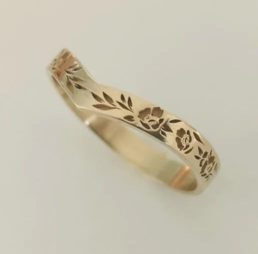 Simple Diamond V-Shaped Wreath Ring