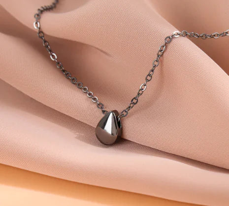 Simple Geometric Black Pendant Necklace for Elegance